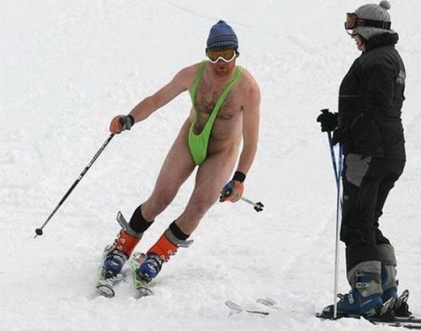 Встать в шорт. Смешной лыжник. Лыжник прикол. Лыжник на лыжах.
